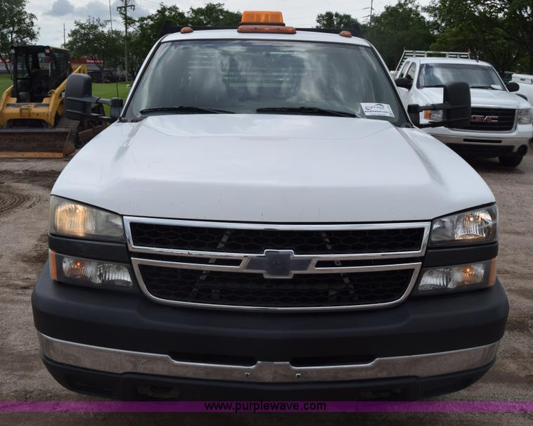 image for item K7330 2007 Chevrolet Silverado 3500HD Crew Cab flatbed truck