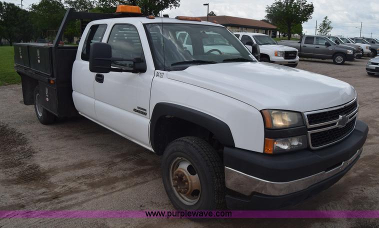 image for item K7330 2007 Chevrolet Silverado 3500HD Crew Cab flatbed truck