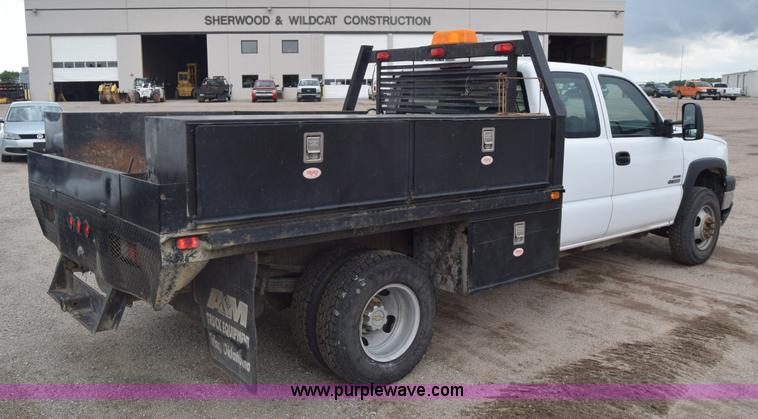 image for item K7330 2007 Chevrolet Silverado 3500HD Crew Cab flatbed truck