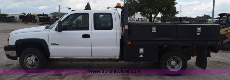 image for item K7330 2007 Chevrolet Silverado 3500HD Crew Cab flatbed truck