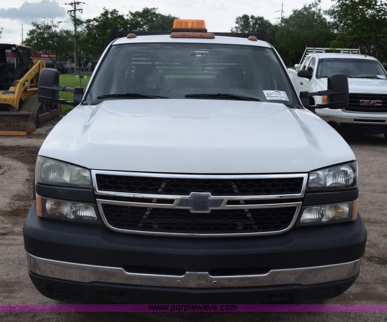 image for item K7330 2007 Chevrolet Silverado 3500HD Crew Cab flatbed truck