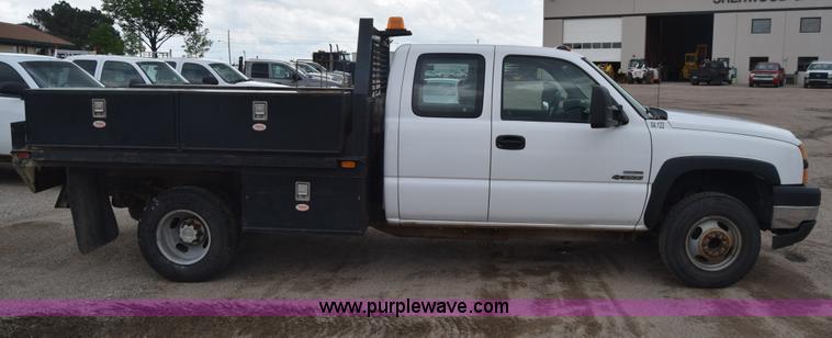 image for item K7330 2007 Chevrolet Silverado 3500HD Crew Cab flatbed truck
