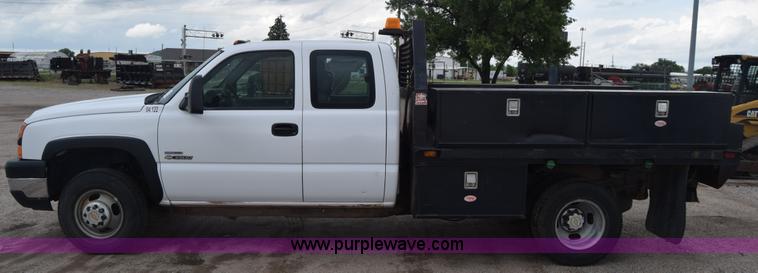 image for item K7330 2007 Chevrolet Silverado 3500HD Crew Cab flatbed truck