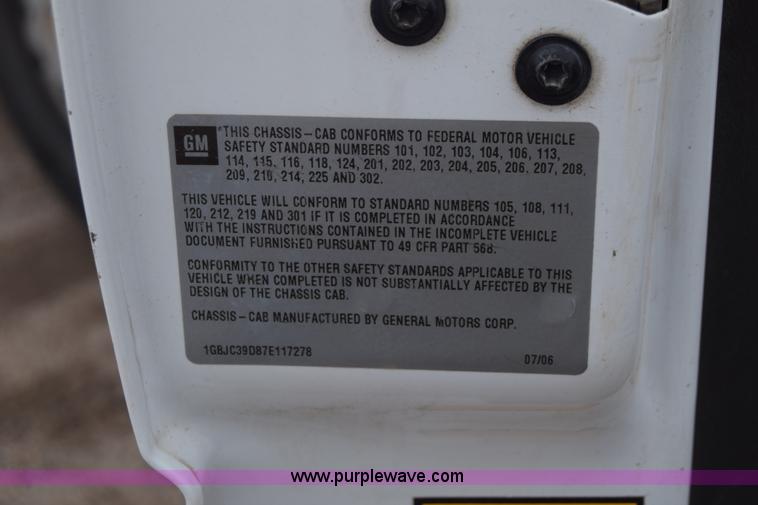 image for item K7330 2007 Chevrolet Silverado 3500HD Crew Cab flatbed truck