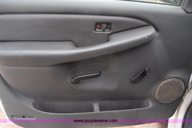 image for item K7330 2007 Chevrolet Silverado 3500HD Crew Cab flatbed truck