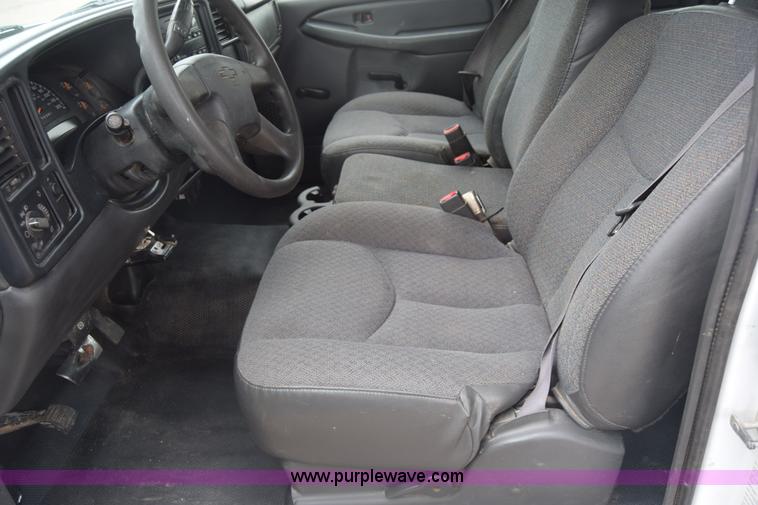 image for item K7330 2007 Chevrolet Silverado 3500HD Crew Cab flatbed truck