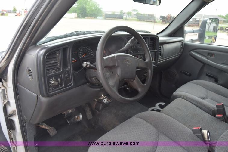 image for item K7330 2007 Chevrolet Silverado 3500HD Crew Cab flatbed truck