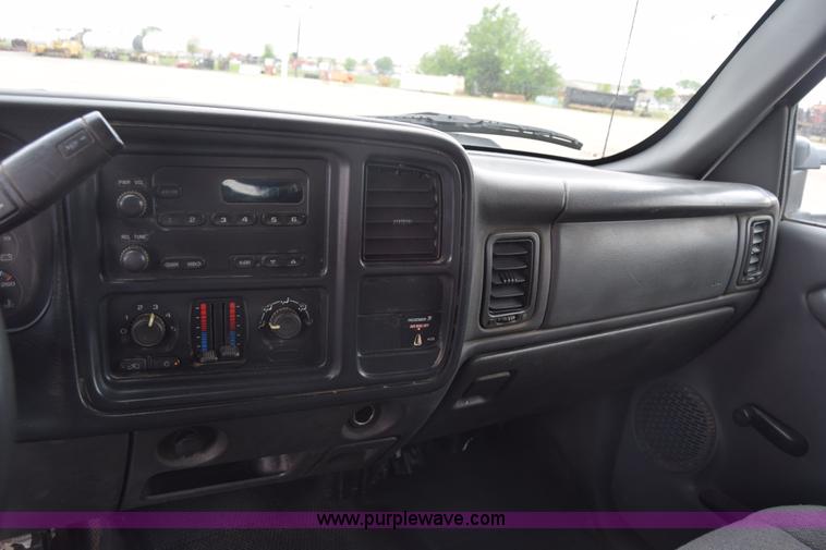 image for item K7330 2007 Chevrolet Silverado 3500HD Crew Cab flatbed truck