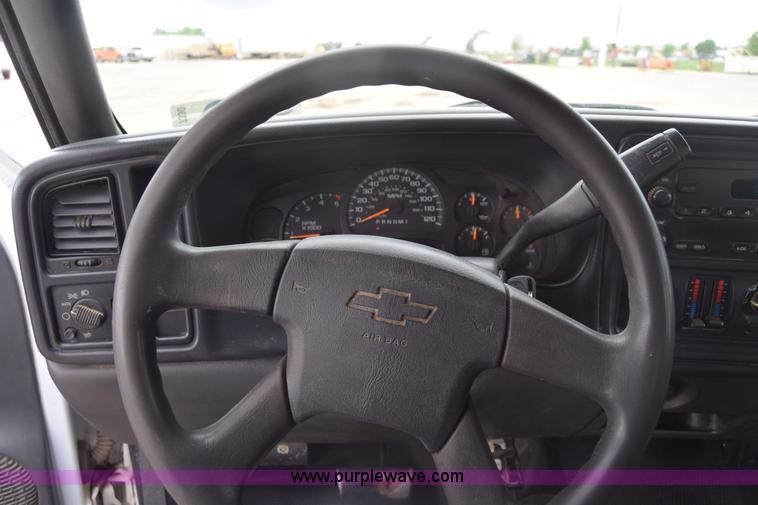 image for item K7330 2007 Chevrolet Silverado 3500HD Crew Cab flatbed truck