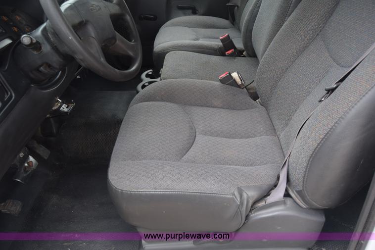 image for item K7330 2007 Chevrolet Silverado 3500HD Crew Cab flatbed truck