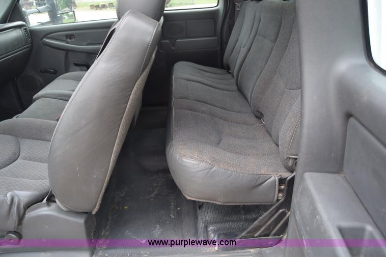 image for item K7330 2007 Chevrolet Silverado 3500HD Crew Cab flatbed truck