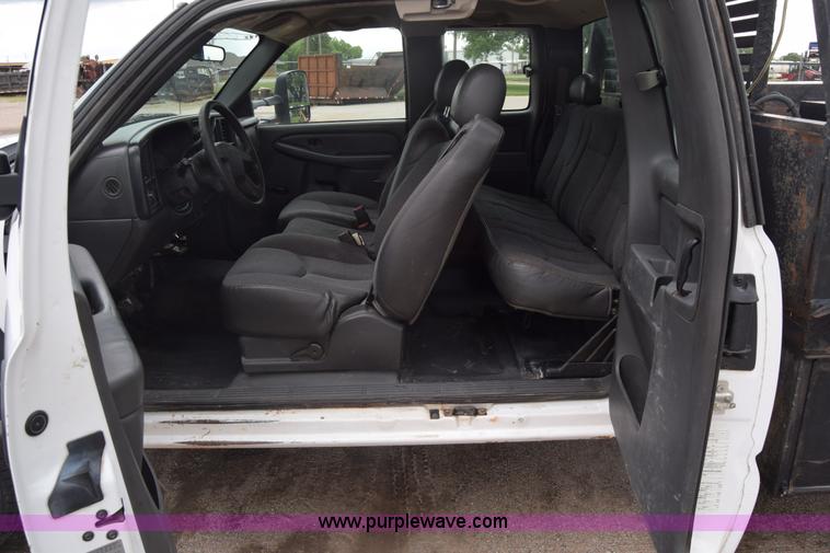 image for item K7330 2007 Chevrolet Silverado 3500HD Crew Cab flatbed truck