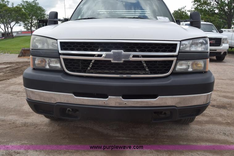 image for item K7330 2007 Chevrolet Silverado 3500HD Crew Cab flatbed truck