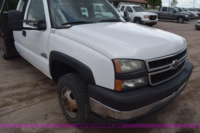 image for item K7330 2007 Chevrolet Silverado 3500HD Crew Cab flatbed truck