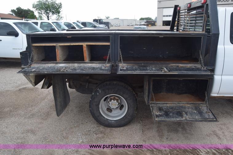 image for item K7330 2007 Chevrolet Silverado 3500HD Crew Cab flatbed truck