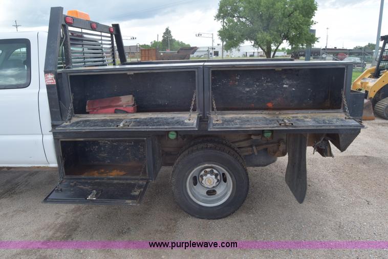 image for item K7330 2007 Chevrolet Silverado 3500HD Crew Cab flatbed truck