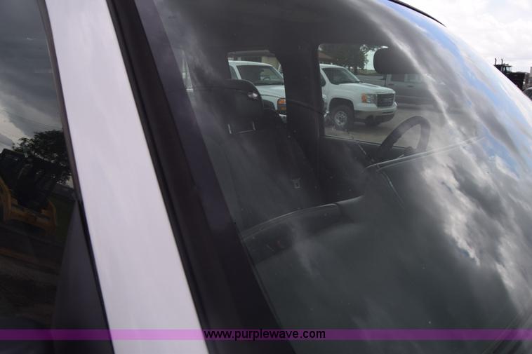 image for item K7330 2007 Chevrolet Silverado 3500HD Crew Cab flatbed truck