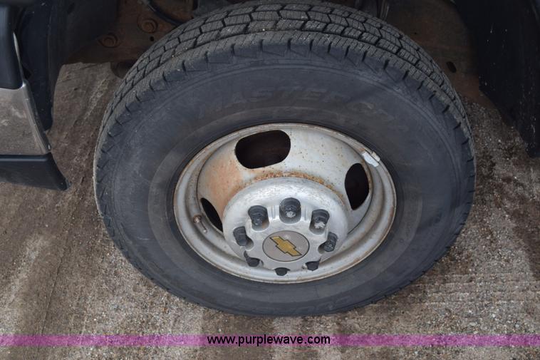 image for item K7330 2007 Chevrolet Silverado 3500HD Crew Cab flatbed truck