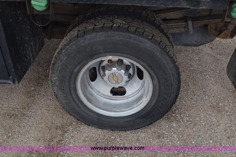 image for item K7330 2007 Chevrolet Silverado 3500HD Crew Cab flatbed truck