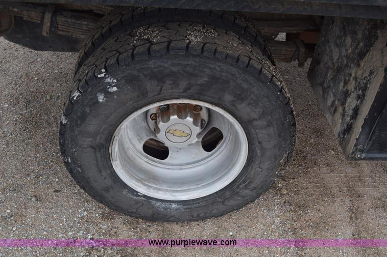 image for item K7330 2007 Chevrolet Silverado 3500HD Crew Cab flatbed truck