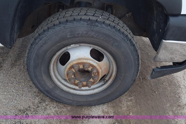 image for item K7330 2007 Chevrolet Silverado 3500HD Crew Cab flatbed truck