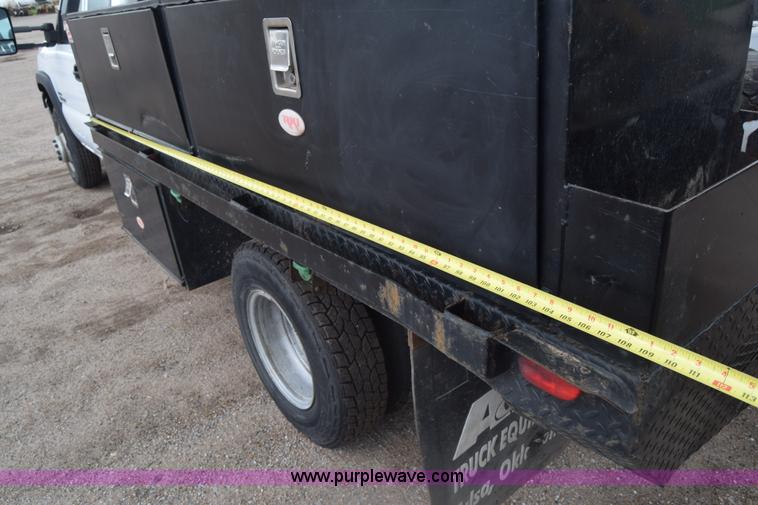 image for item K7330 2007 Chevrolet Silverado 3500HD Crew Cab flatbed truck