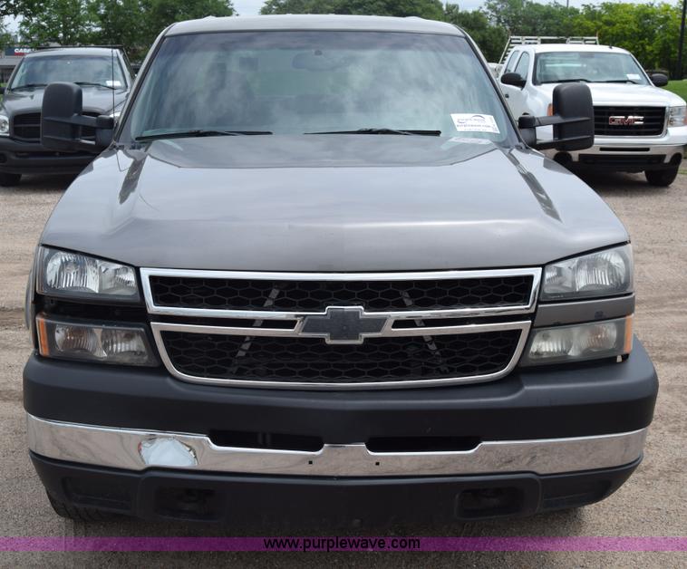 image for item K7335 2006 Chevrolet Silverado 3500HD Crew Cab pickup truck