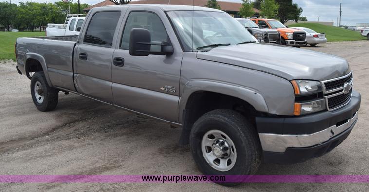 image for item K7335 2006 Chevrolet Silverado 3500HD Crew Cab pickup truck