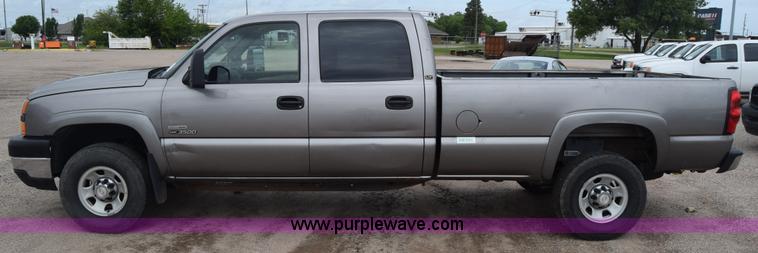 image for item K7335 2006 Chevrolet Silverado 3500HD Crew Cab pickup truck