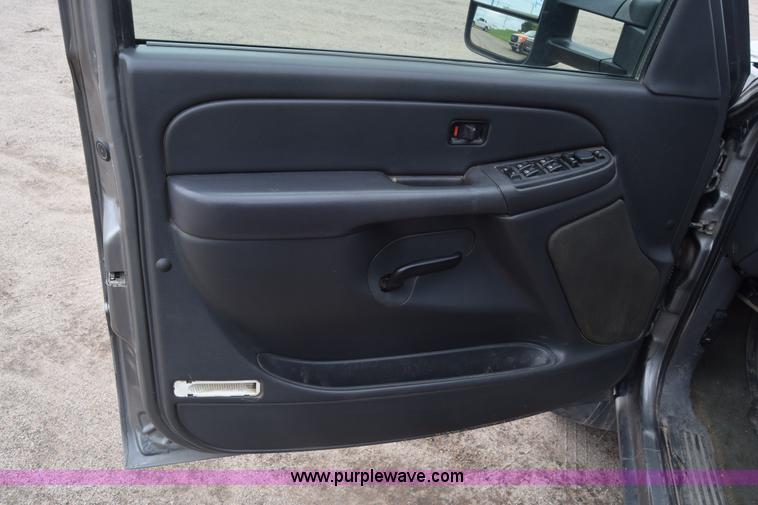 image for item K7335 2006 Chevrolet Silverado 3500HD Crew Cab pickup truck