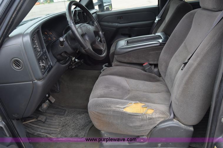 image for item K7335 2006 Chevrolet Silverado 3500HD Crew Cab pickup truck