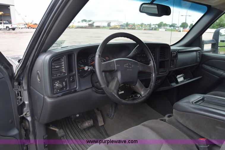 image for item K7335 2006 Chevrolet Silverado 3500HD Crew Cab pickup truck