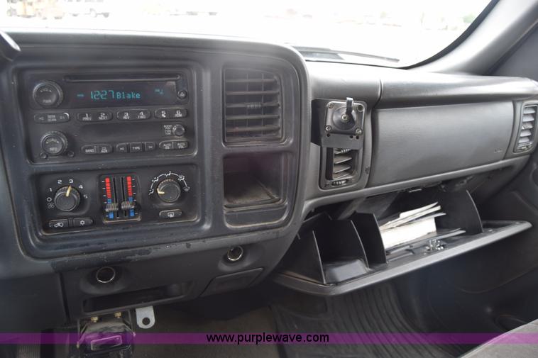 image for item K7335 2006 Chevrolet Silverado 3500HD Crew Cab pickup truck