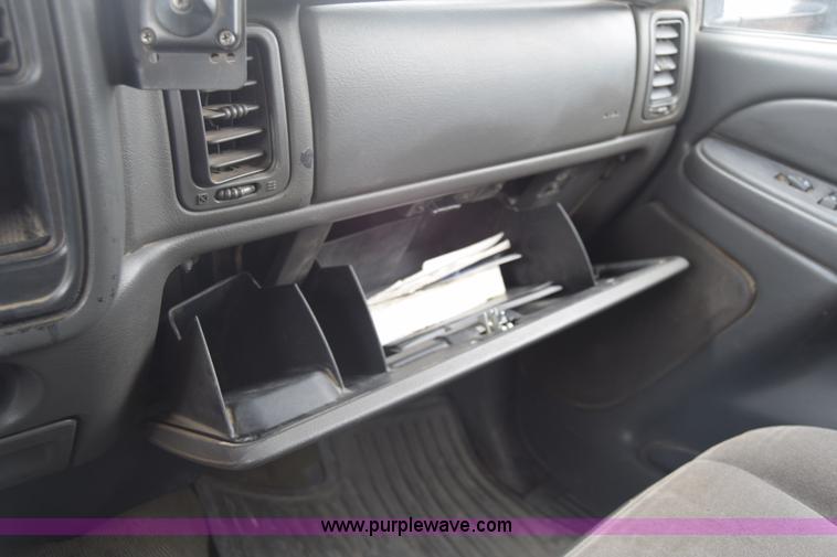 image for item K7335 2006 Chevrolet Silverado 3500HD Crew Cab pickup truck