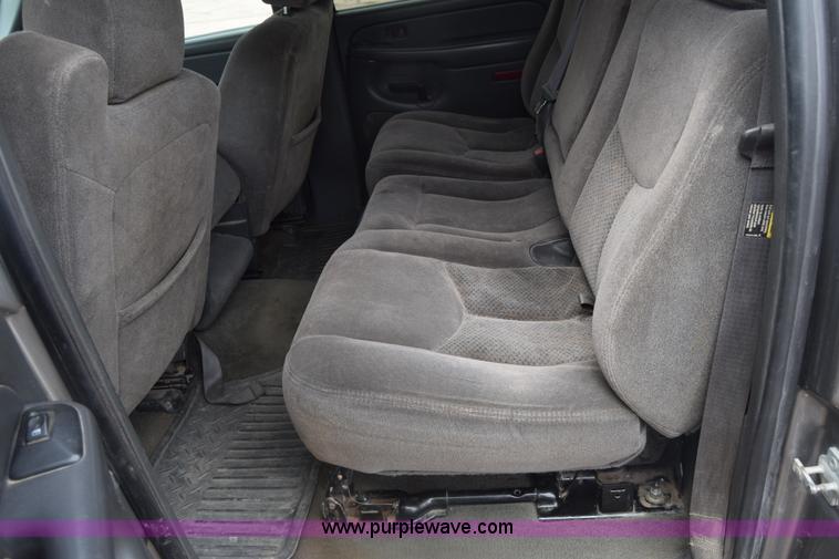 image for item K7335 2006 Chevrolet Silverado 3500HD Crew Cab pickup truck