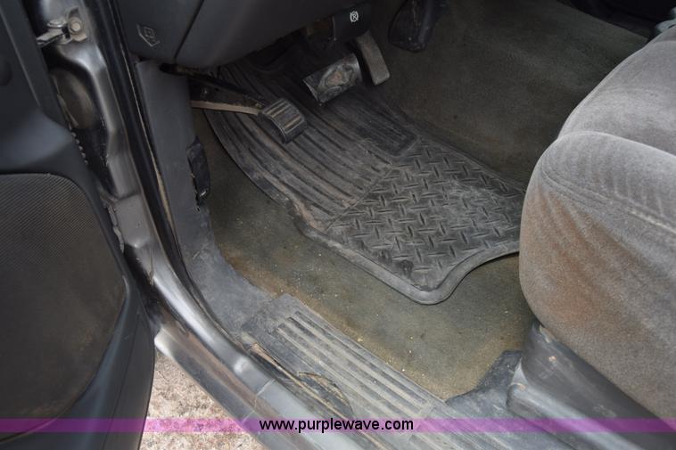 image for item K7335 2006 Chevrolet Silverado 3500HD Crew Cab pickup truck