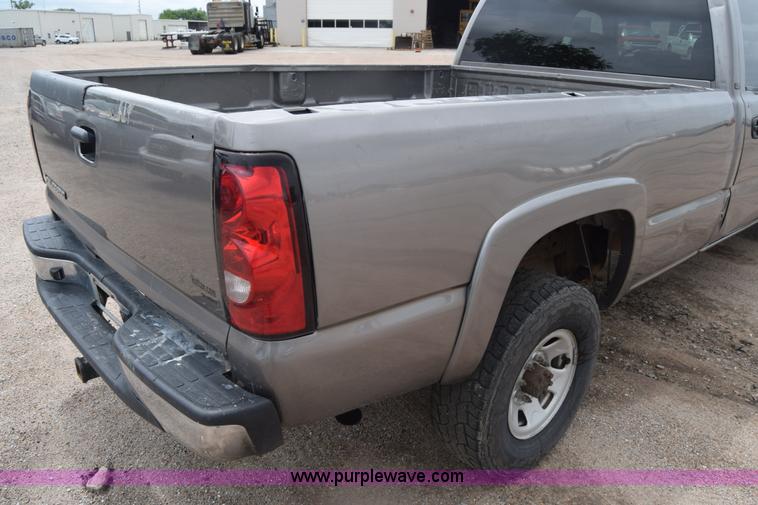 image for item K7335 2006 Chevrolet Silverado 3500HD Crew Cab pickup truck