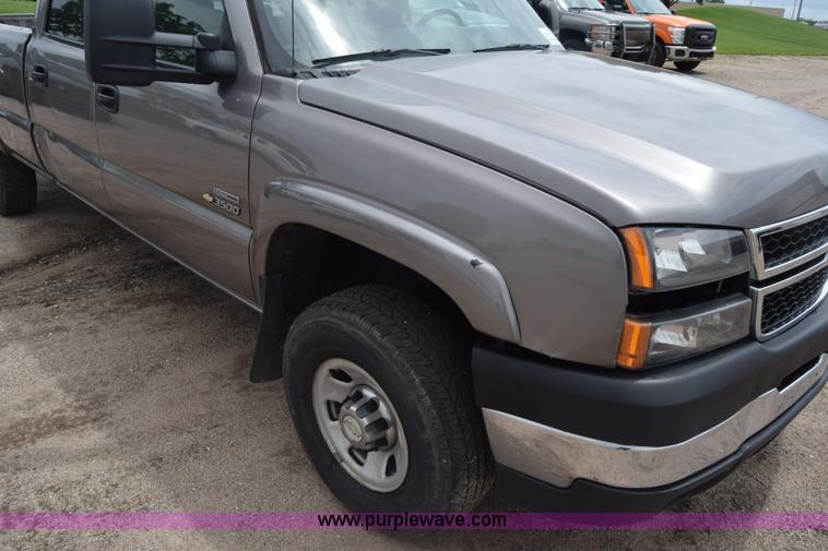 image for item K7335 2006 Chevrolet Silverado 3500HD Crew Cab pickup truck