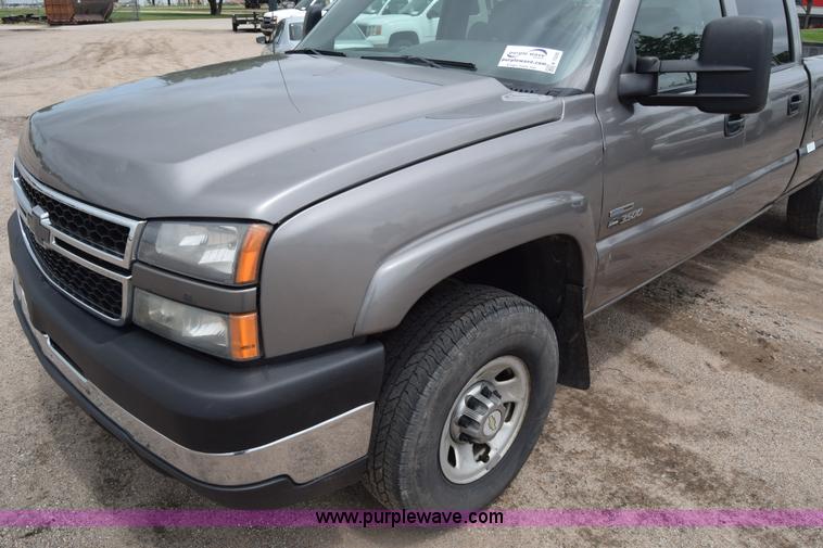 image for item K7335 2006 Chevrolet Silverado 3500HD Crew Cab pickup truck