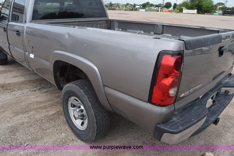 image for item K7335 2006 Chevrolet Silverado 3500HD Crew Cab pickup truck