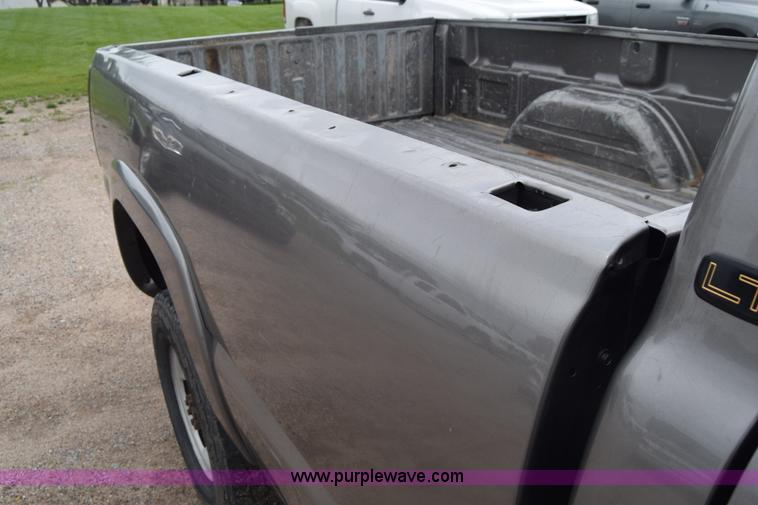 image for item K7335 2006 Chevrolet Silverado 3500HD Crew Cab pickup truck