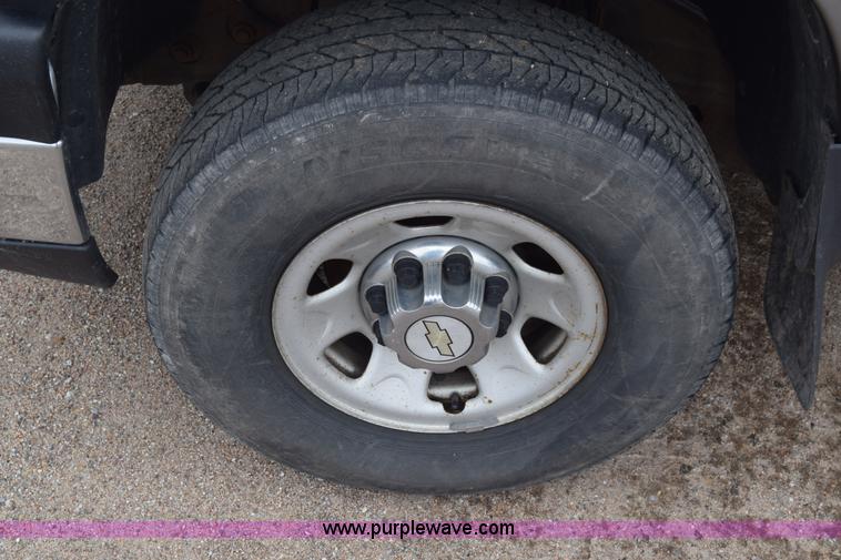 image for item K7335 2006 Chevrolet Silverado 3500HD Crew Cab pickup truck