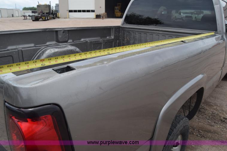 image for item K7335 2006 Chevrolet Silverado 3500HD Crew Cab pickup truck