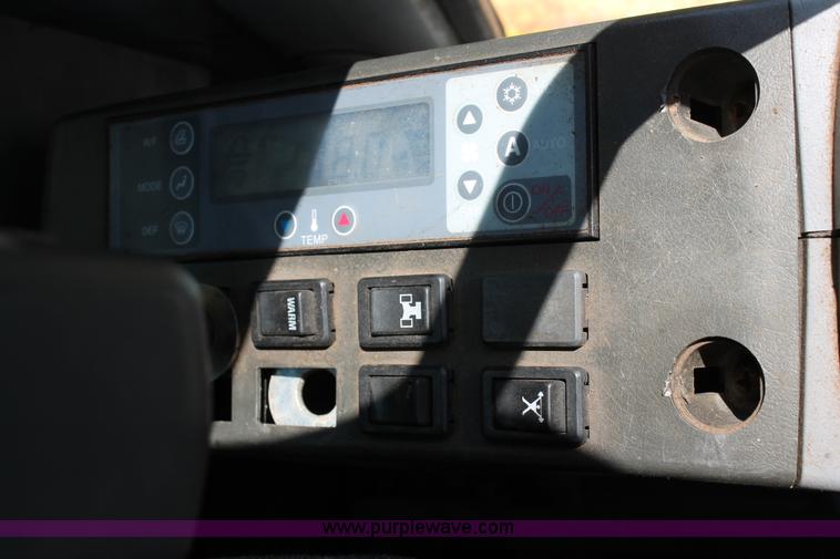 image for item K8805 2005 Kobelco SK160LC excavator