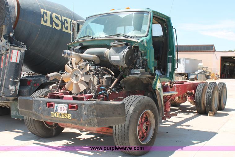 image for item K8811 2001 Sterling L9500 truck cab and chassis