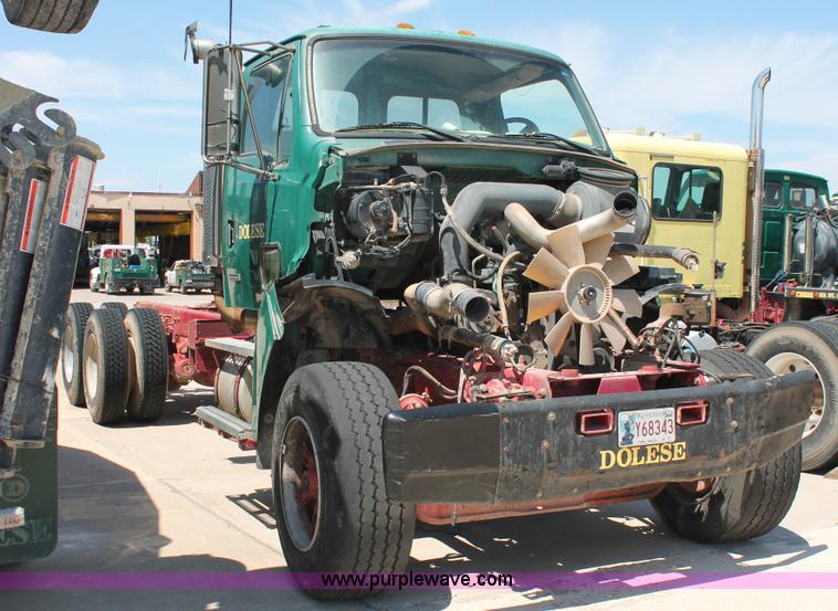 image for item K8811 2001 Sterling L9500 truck cab and chassis