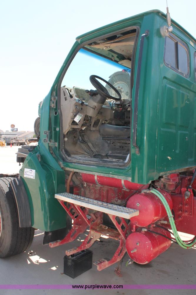 image for item K8811 2001 Sterling L9500 truck cab and chassis