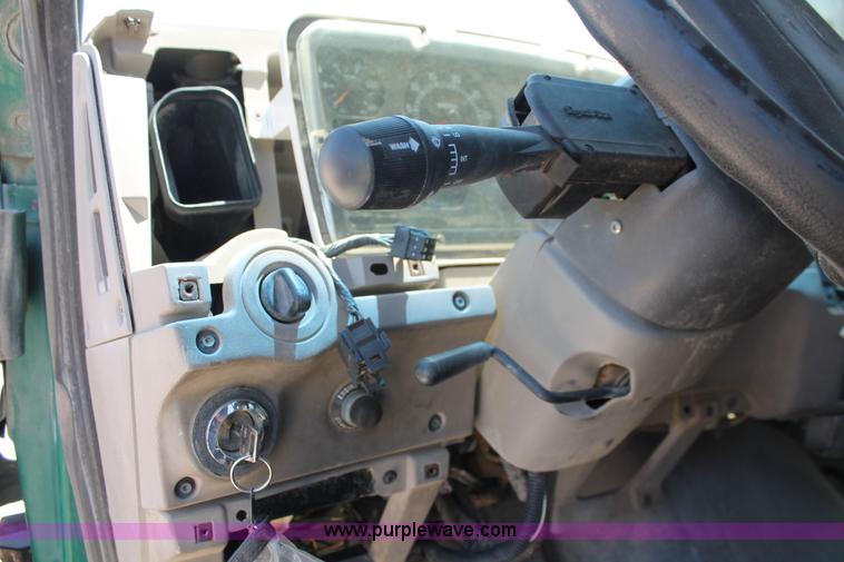 image for item K8811 2001 Sterling L9500 truck cab and chassis