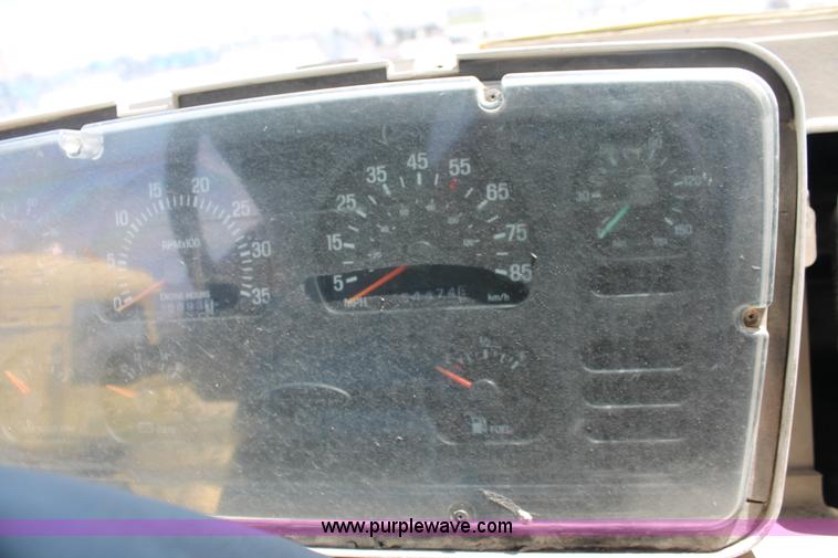 image for item K8811 2001 Sterling L9500 truck cab and chassis