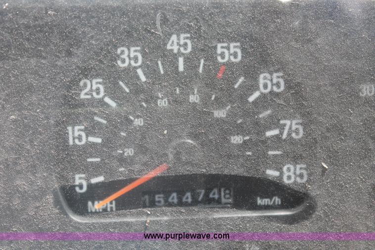 image for item K8811 2001 Sterling L9500 truck cab and chassis